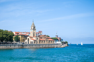 Obraz premium A view of the beach with buildings at the end
