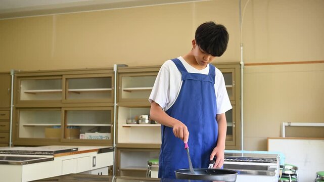 料理教室で学ぶ男子学生　料理を習う若者のライフスタイル