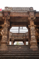 Obraz premium Beautiful Intricate Carvings on the Pillars and Wall of Adalaj Stepwell, 14th Century Vaghela Dynasty Monument. Adalaj, Gandhinagar, Gujarat, India.
