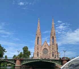 Église Saint-Paul de Strasbourg vue depuis un bateau sur l’Ill, Alsace, France / St. Paul’s...