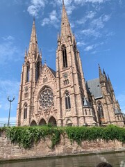Fototapeta premium Église Saint-Paul vue de côté avec architecture néo-gothique à Strasbourg, Alsace, France / Side view of Saint Paul’s Church with neo-gothic architecture in Strasbourg, Alsace, France