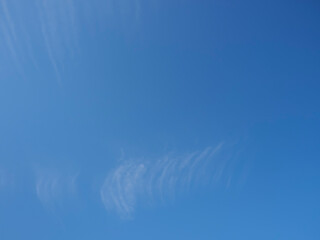 東京の冬空に浮かぶ青空と小さな雲
