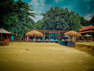 Koh Samet, a tropical island in Thailand famous for its white sandy beaches, crystal-clear waters, and relaxing holiday atmosphere.