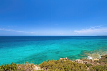 Fototapeta premium A picturesque ocean scene under a bright daytime sky