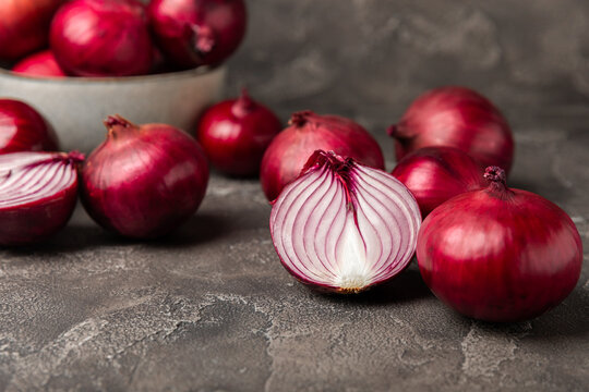 Shallot onion on the kitchen table. onion slice. onion rings. Fresh red Onion. Natural, fresh, vegetarian food. Agricultural products. Healthy eating. Vegetables. Farmer's market.