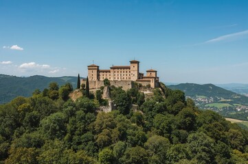 Obraz premium A fortified military stronghold perched atop a densely forested mountain near a mountaintop village