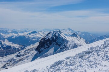 Obraz premium Snowy mountain landscape under a clear blue sky during winter