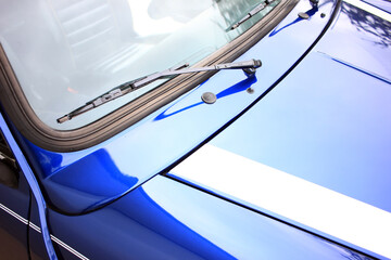 Oldtimer blau mit Scheibenwischer Chrom
