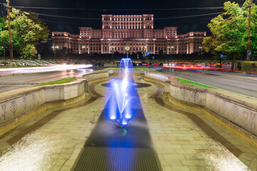 Nocny widok na Pałac Parlamentu w Bukareszcie z fontanną i światłami miasta © smoku7979