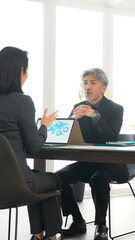 会議室でミーティングするビジネスパーソンのグループ