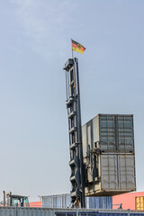 Container werden gestapelt transportiert