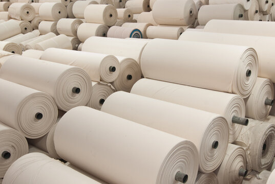 Industria textil, maos consertando os fios nos teares 