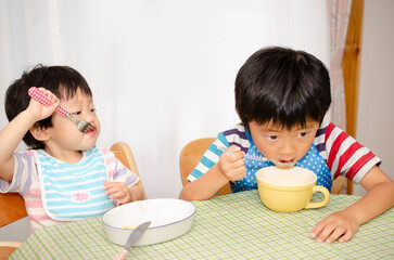食事をする子供