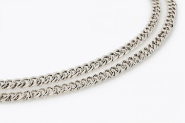 Obraz premium Detailed view of a metallic necklace against a plain white background