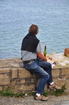 Un homme qui d&eacute;jeune en regardant la mer en Bretagne