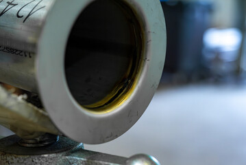 Gros plan sur de la tuyauterie industrielle, montrant les raccords, soudures et la structure métallique.