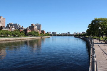 Obraz premium Massachusetts Charles River. The Esplanade: Iconic Boston Attraction with Blue Waters and Riverside Bushes