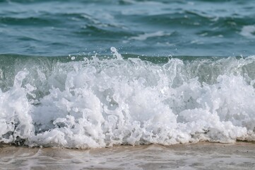 Fototapeta premium Stunning detailed view of ocean waves crashing on the shore