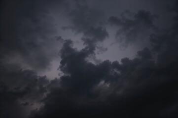 Obraz premium Clouds Fading into a Dim Sky Ahead of Rainfall