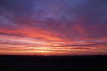 Obraz premium Stunning twilight sky with dramatic colors after the sun has set