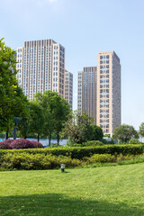Obraz premium Urban housing architecture and green lawn landscape