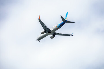 Linienflugzeug am Himmel in Posen