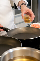 Chef na cozinha fazendo o preparo de varios pratos da cozinha mediterranea 