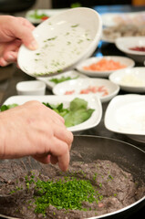 Chef na cozinha fazendo o preparo de varios pratos da cozinha mediterranea 