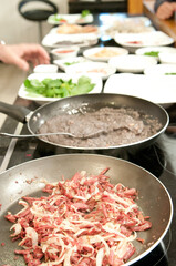 Chef na cozinha fazendo o preparo de varios pratos da cozinha mediterranea 