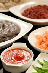 Chef na cozinha fazendo o preparo de varios pratos da cozinha mediterranea 
