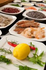 Chef na cozinha fazendo o preparo de varios pratos da cozinha mediterranea 
