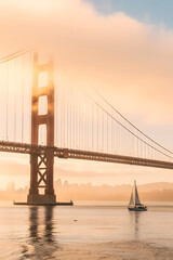 Obraz premium san francisco at golden hour hazy yellow dreamlike california light
