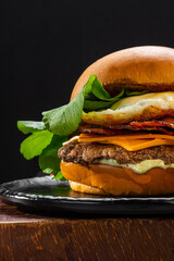 burger com queijo salada, queijo, cebola, bacon, tomate, maionese 