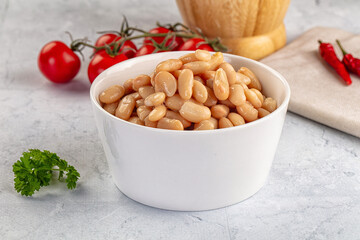 Canned white beans in the bowl