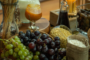 Mesa con miel, vino y frutas