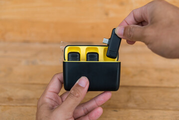 connecting the wireless microphone to smartphone