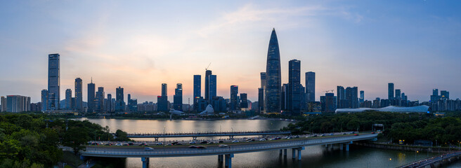 Fototapeta premium Shenzhen skyline at Dusk