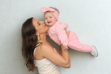 madrinha feliz com bebé adorável 