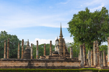 Obraz premium Panorama of ancient Buddha statue and ruin of temple of Wat mahathat temple in Sukhothai Historical Park, which also one of UNESCO Heritage Site