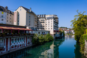 Dans les rues de Lourdes, ville des miracles et de Bernadette de Soubirous