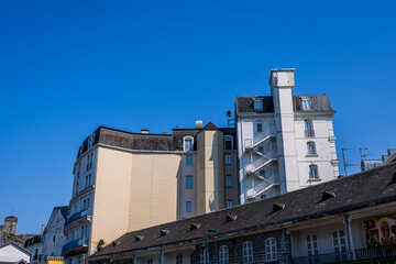 Dans les rues de Lourdes, ville des miracles et de Bernadette de Soubirous