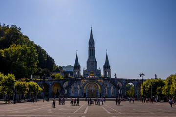 Le sanctuaire notre-dame de Lourdes, la Basilique Immacul&eacute;e Conception et la Basilique Notre-Dame du Rosaire