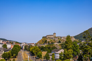 Naklejka premium Le Château fort de Lourdes, ville des miracles et de Bernadette de Soubirous vu depuis le Sanctuaire Notre-Dame de Lourdes