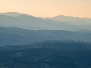 Obraz premium Serene layered mountain landscape at dawn, perfect for travel ads, nature retreats, or eco-friendly tourism campaigns