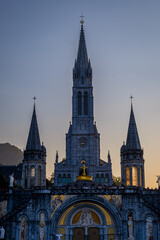Obraz premium Le sanctuaire notre-dame de Lourdes, la Basilique Immaculée Conception et la Basilique Notre-Dame du Rosaire