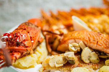 Lagosta servida com batatas assadas, cogumelos, palmitos e champignon 