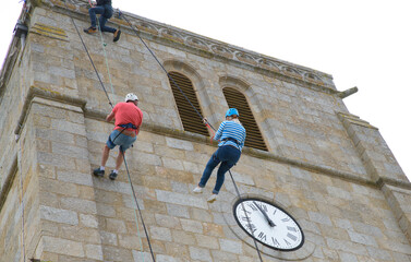 Descente d'un clocher d'église en rappel 