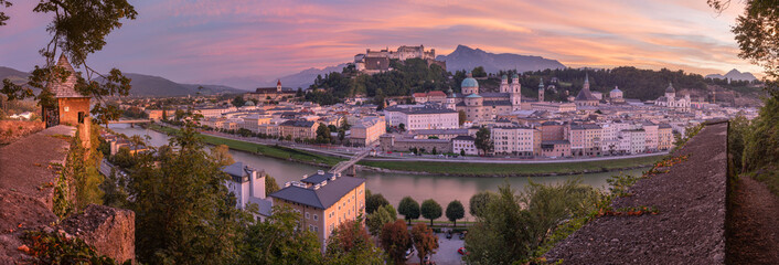 Obraz premium Salzburg - The panorama of old town at evening dusk.