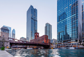Naklejka premium Scenic view of downtown Chicago during sunset