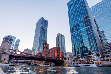 Obraz premium Scenic view of downtown Chicago during sunset